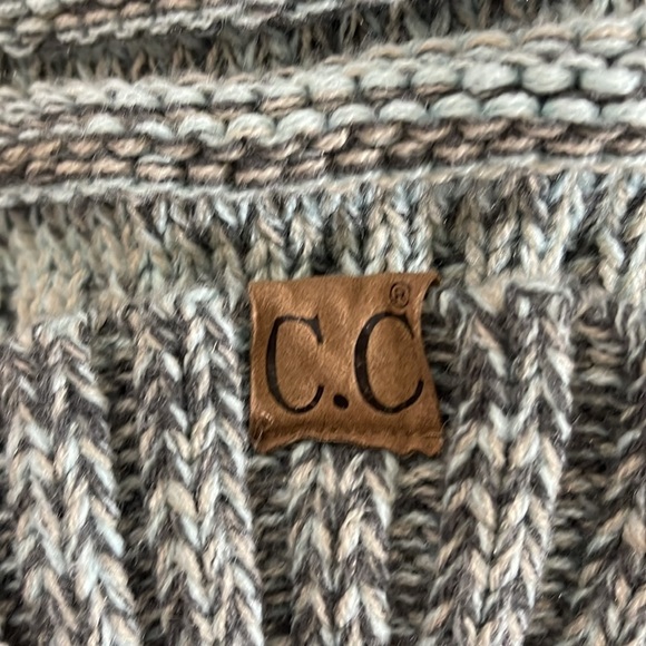 CC pompom beanie - Picture 5 of 5